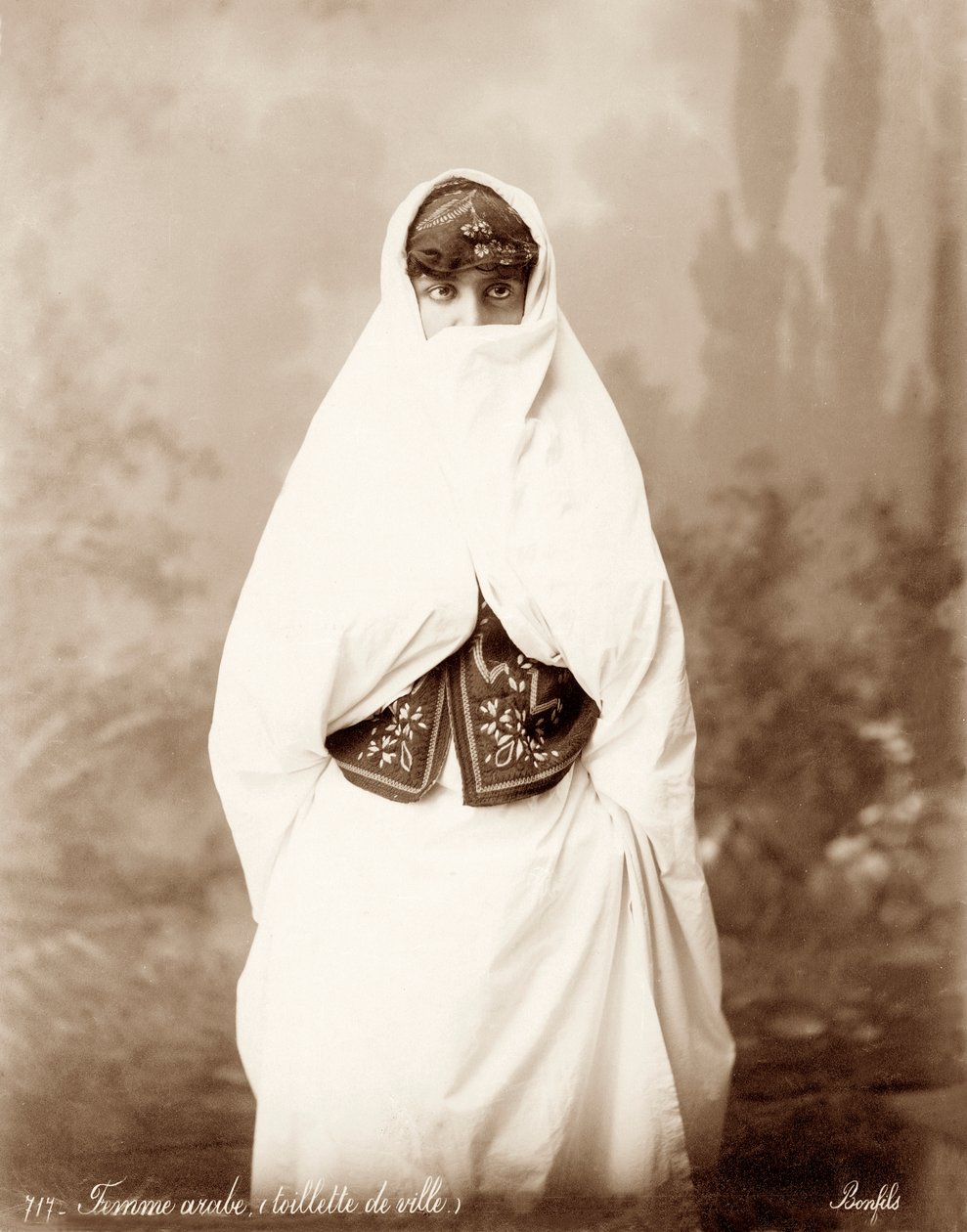 Frau in palästinensischer Tracht, ca. 1867-98 von Bonfils Studio
