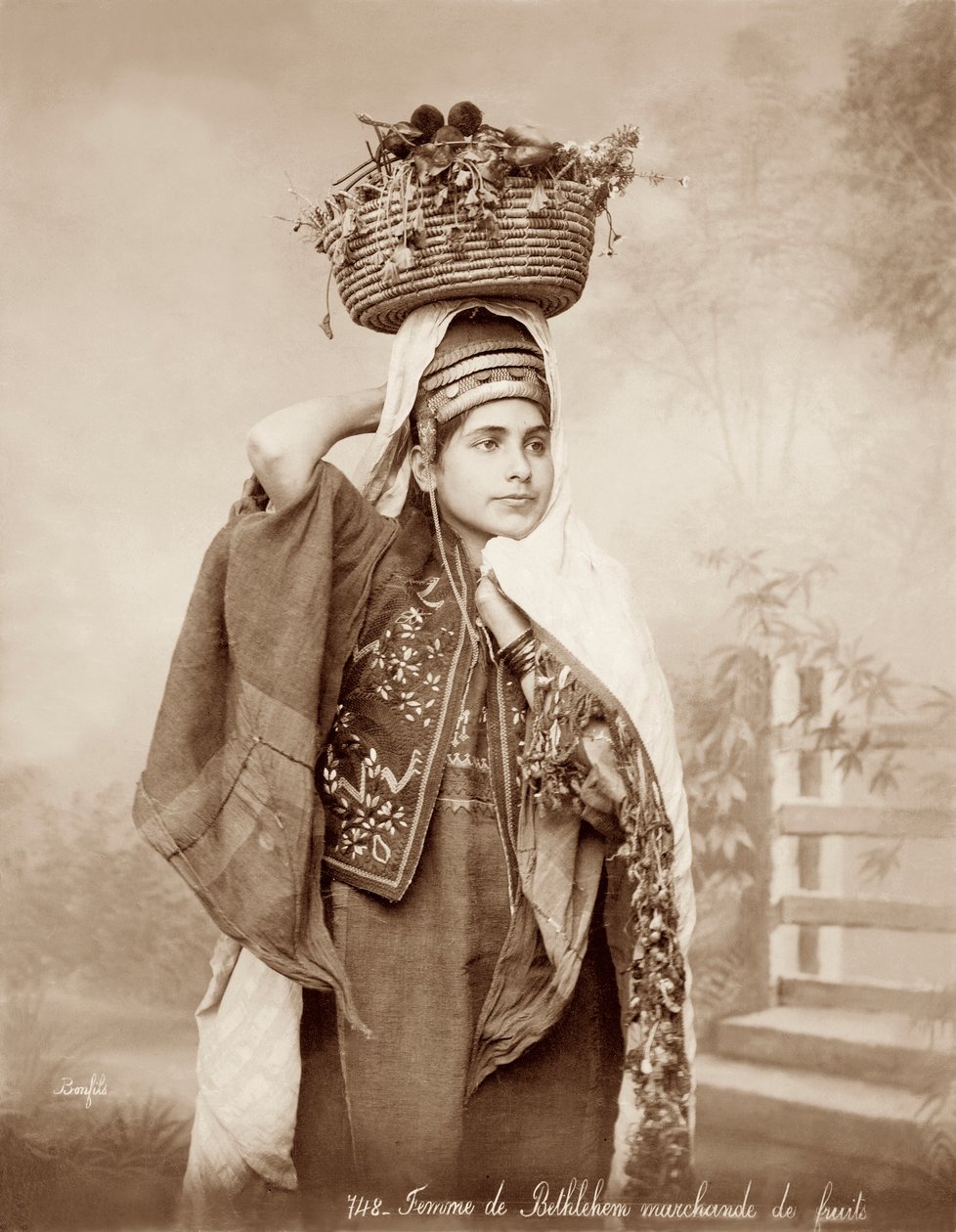 Frau mit einem Korb voller Früchte auf dem Kopf, ca. 1867-98 von Bonfils Studio