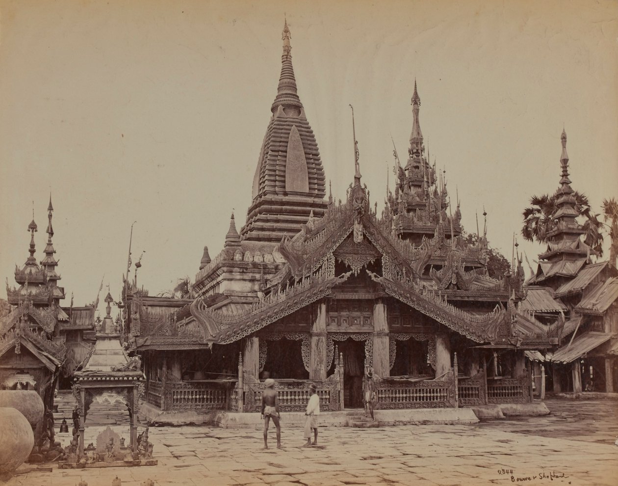 Hof eines burmesischen Tempels, Mandalay von British Photographer