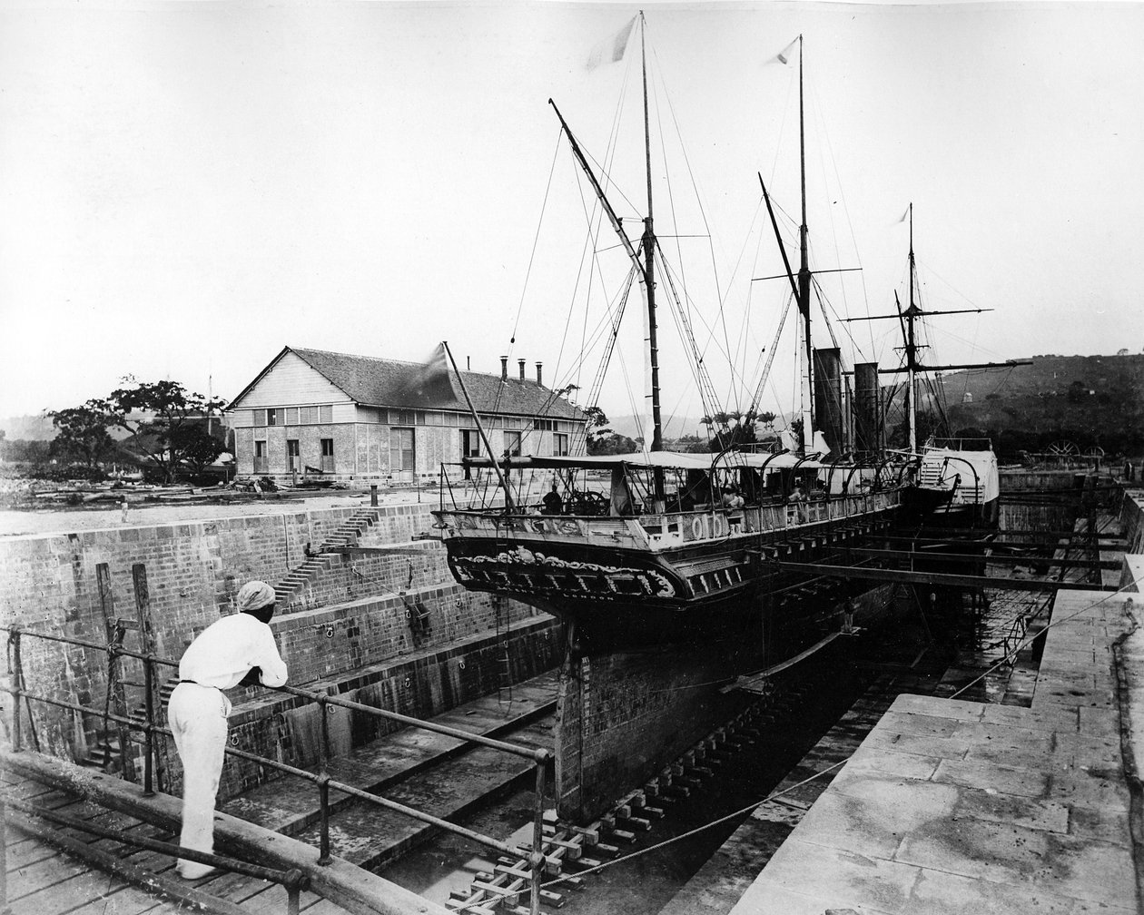 Raddampfer in einem Trockendock in Westindien, um 1880er Jahre von British Photographer