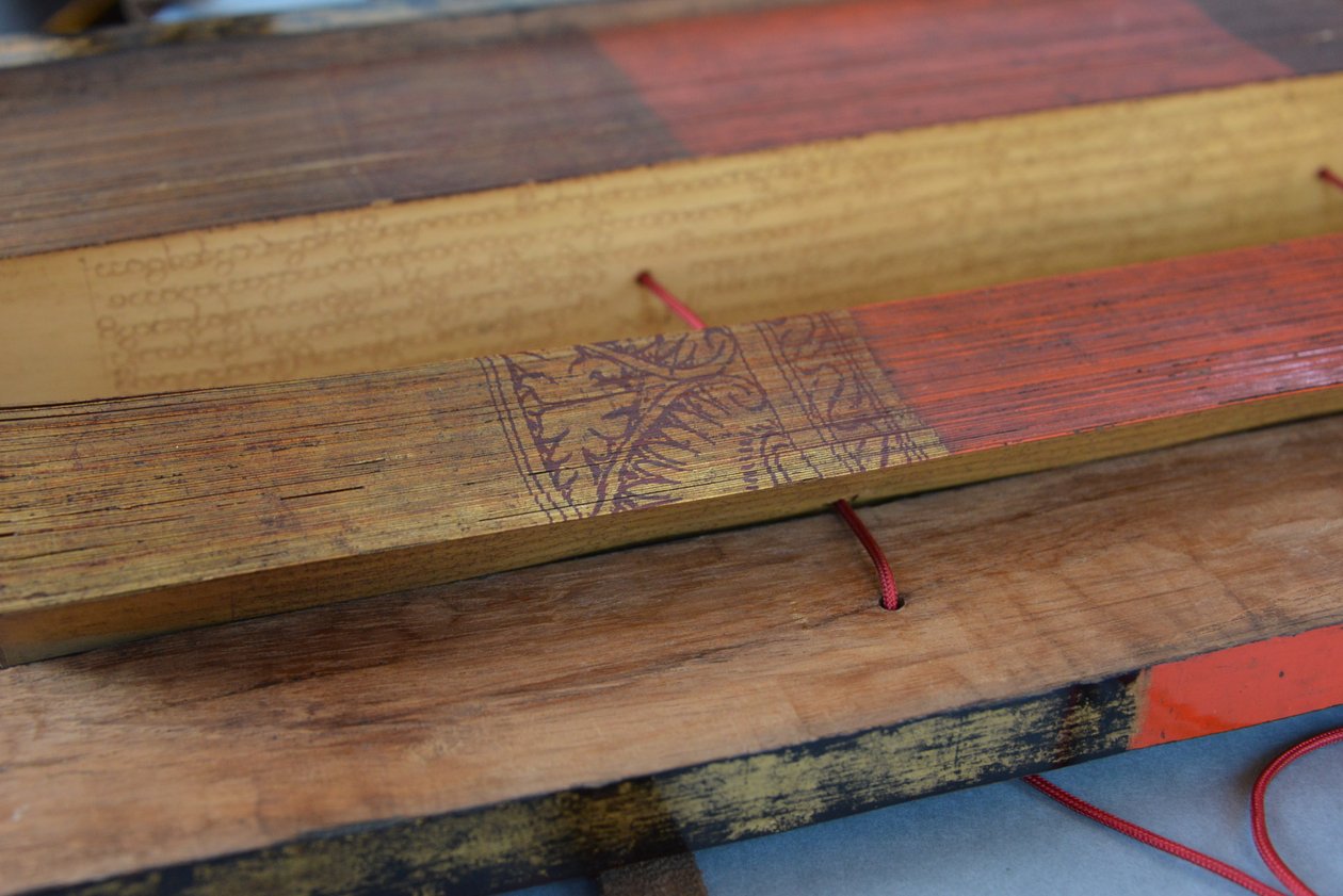 Birmanisches Palmblatt-Manuskript (Holz und Pergament) von Burmese School