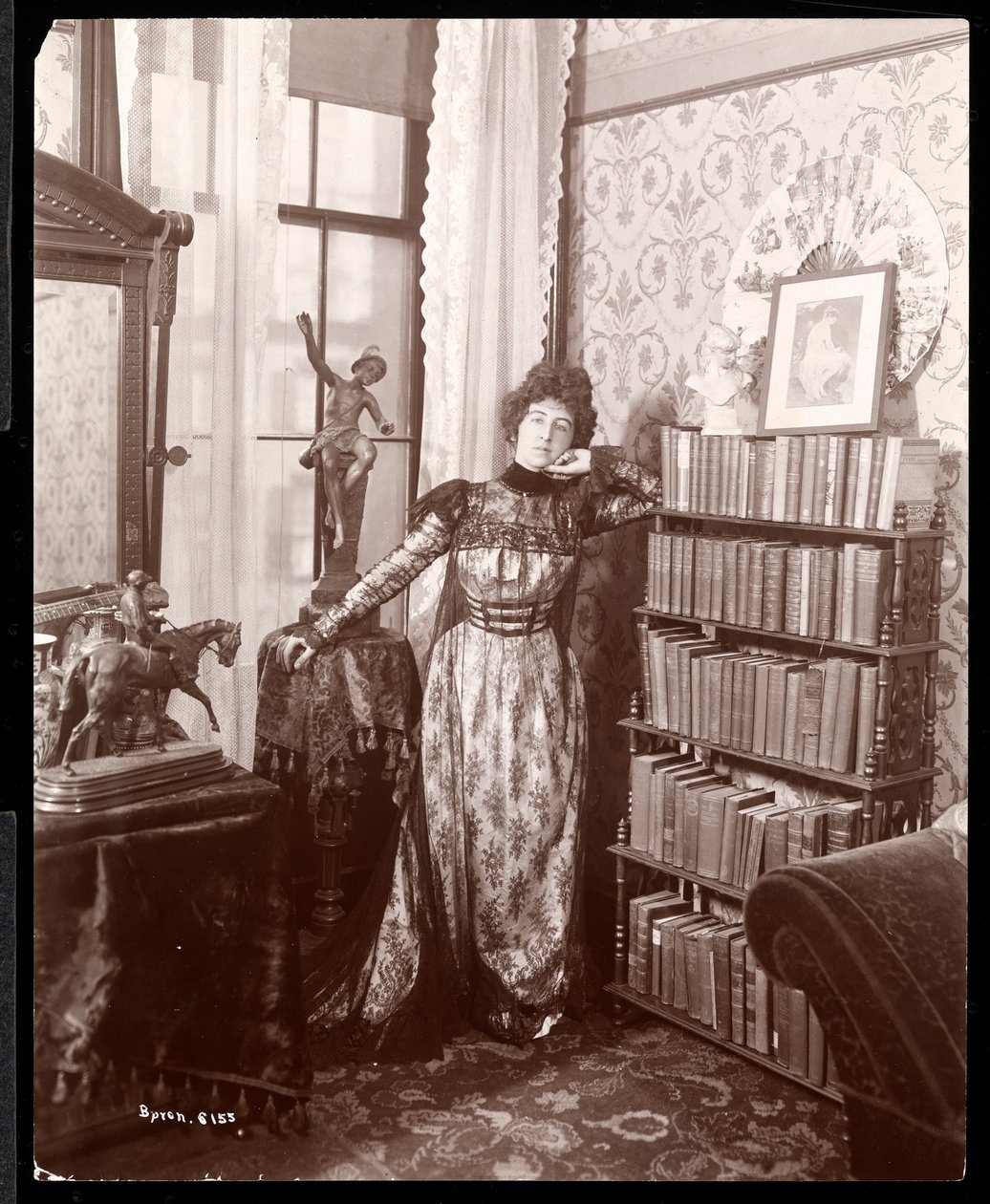 Anita Chartres in der Ecke eines Zimmers, ca. 1898 von Byron Company