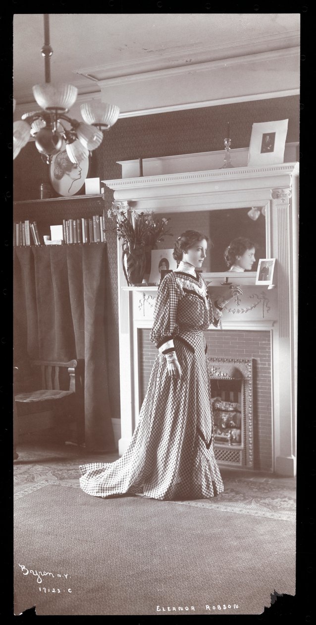 Eleanor Robson im Wohnzimmer ihrer Wohnung von Byron Company