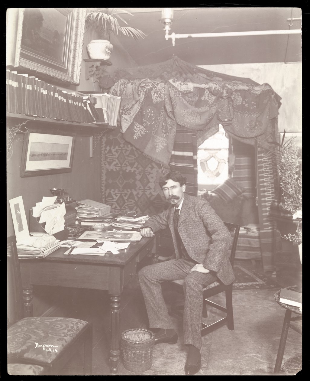 Ernest Thompson zu Hause in New York, ca. 1899 von Byron Company