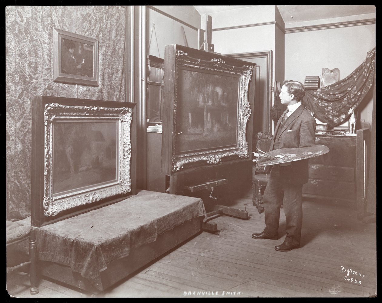 Granville Smith in seinem Studio, New York, 1907 von Byron Company