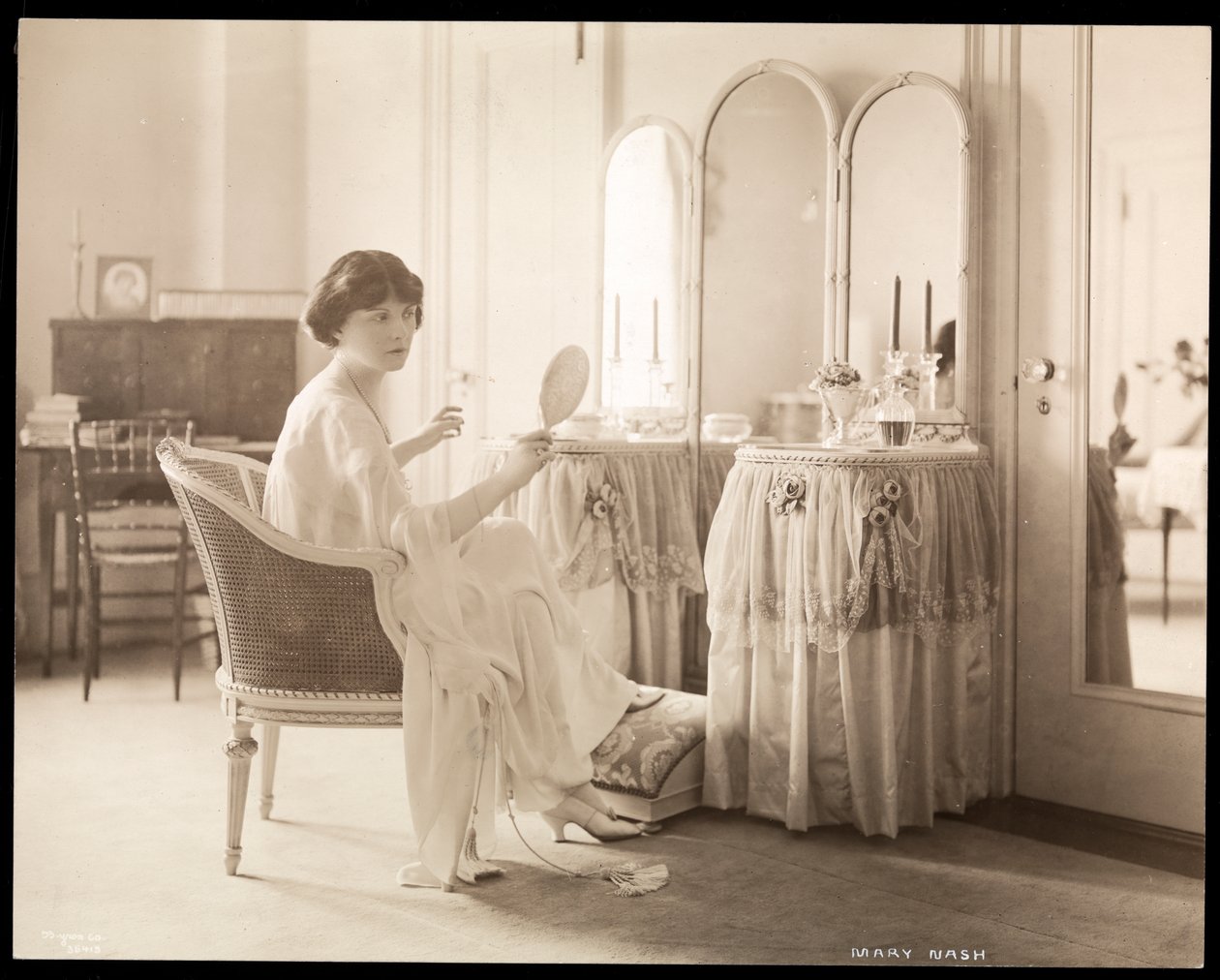 Mary Nash zu Hause, 1915 von Byron Company
