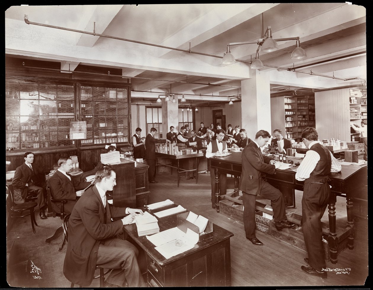 Männer, die Bestellungen in einem Büro bei Parke, Davis und Co., Chemiker, Hudson und Vestry Streets, New York, 1910 ausführen von Byron Company