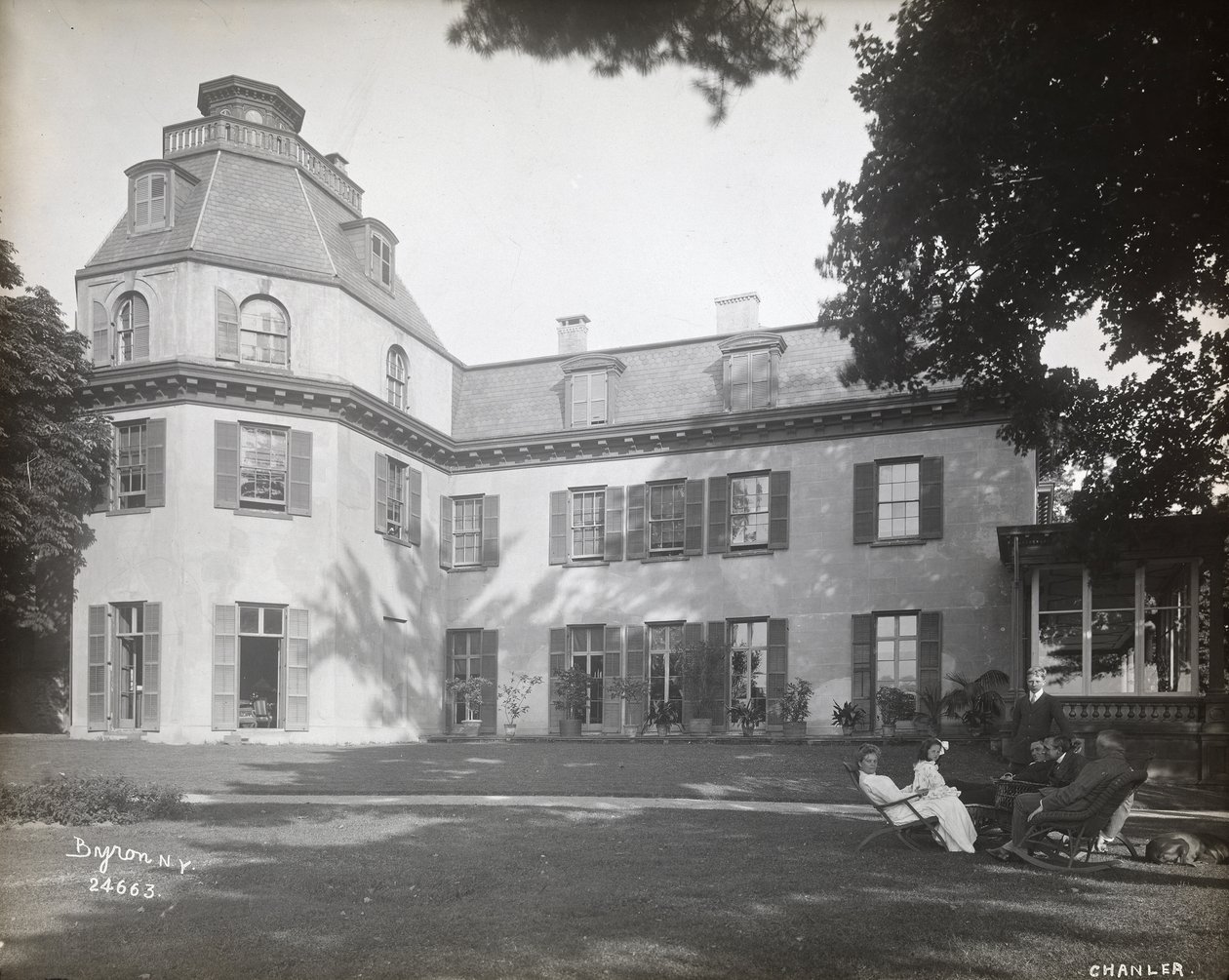 Menschen sitzen auf Stühlen auf dem Rasen vor der Astor Chanler Residenz in Barrytown, New York, 1907 von Byron Company