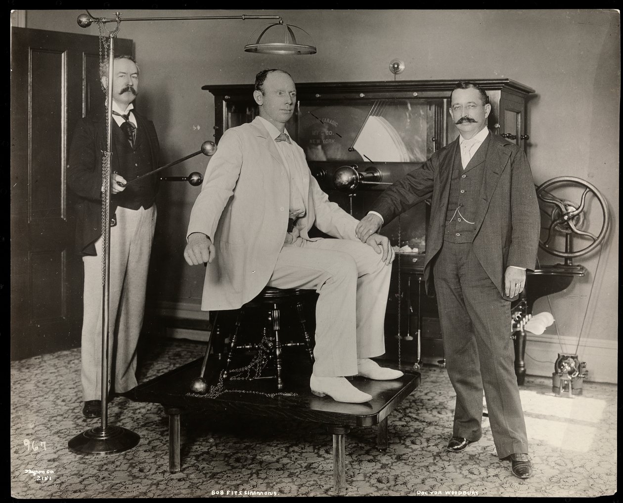 Preisboxer Robert Prometheus Fitzsimmons in Dr. Woodburys Büro in New York von Byron Company