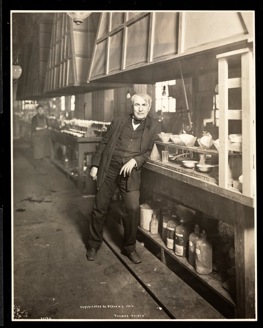 Thomas Edison in seinem Labor (1906) von Byron Company