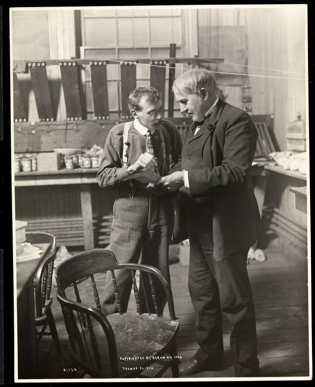 Thomas Edison in seinem Labor, 1906 von Byron Company