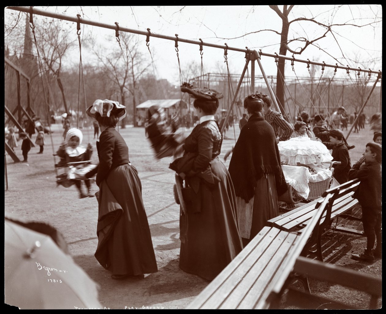 Ansicht einer Frau, die Kinder auf den Schaukeln im Tompkins Square Park schiebt, am Arbor Day, New York, 1904 von Byron Company