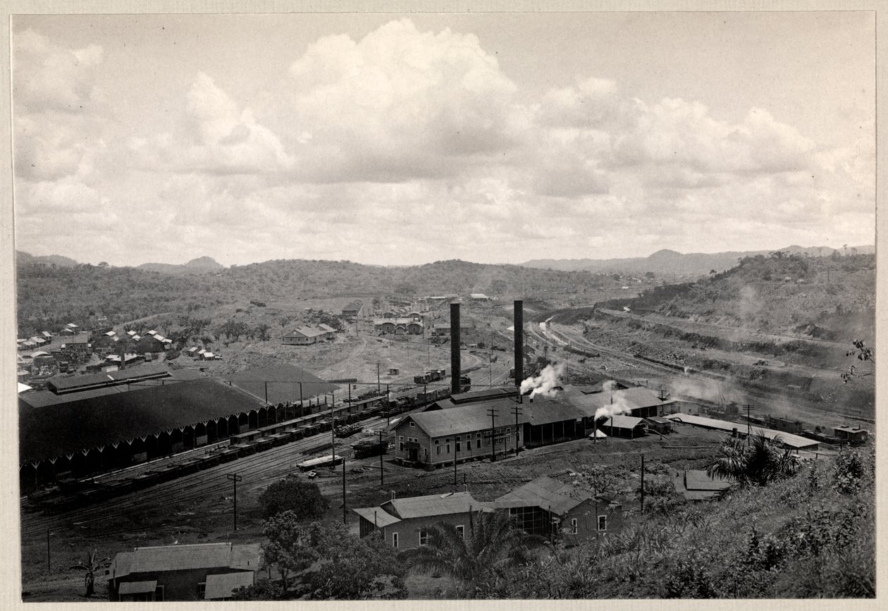 Ansicht des Bahnhofs und der Industriegebäude in der Nähe des Baus des Panamakanals, 1912 oder 1913 von Byron Company