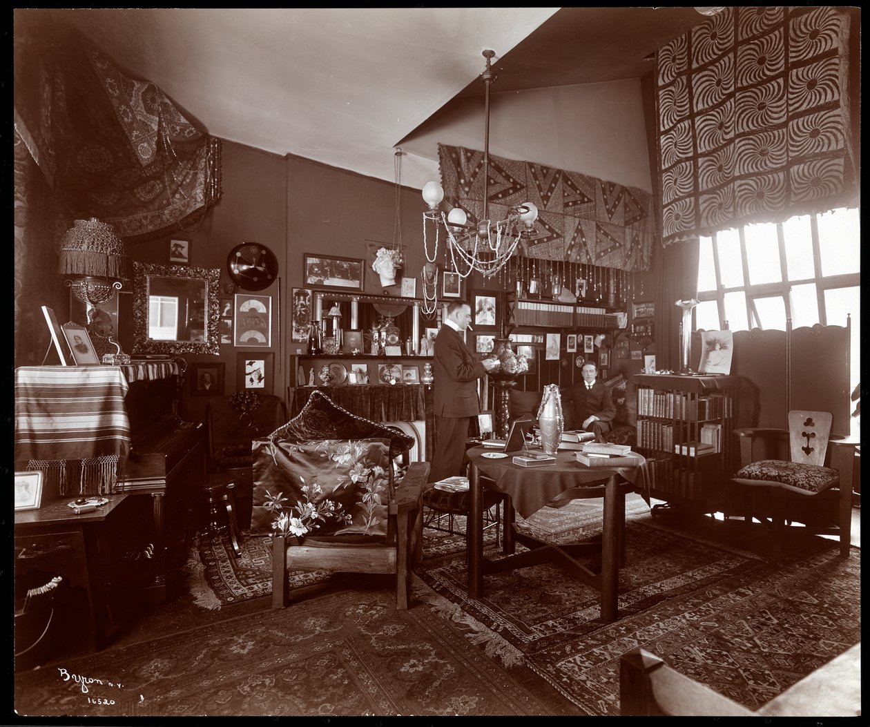 Will R. Barnes in seinem Studio von Byron Company