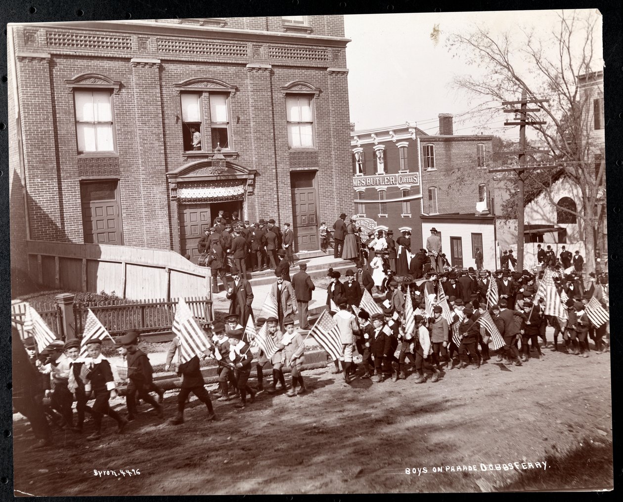 Junge Jungen mit Fahnen marschieren in einer Parade in Dobbs Ferry, New York von Byron Company