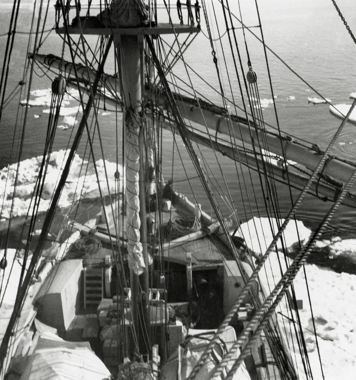 Schoner Stella Polare trifft auf erstes Eis von J.B. and Brown J. Rowbotham