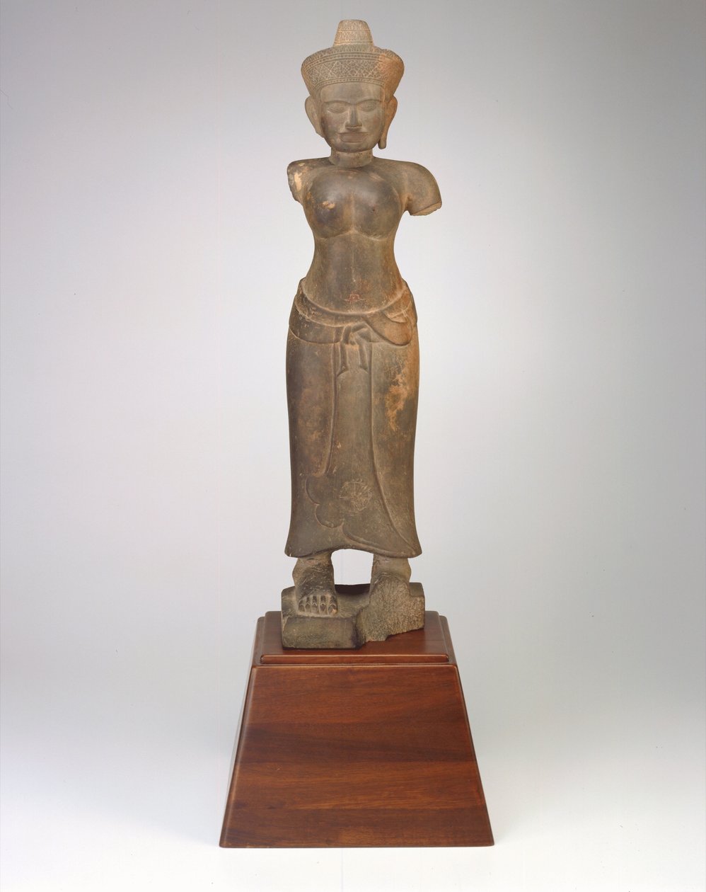 Stehende Figur einer weiblichen Gottheit, Angkor-Periode, 9.-10. Jahrhundert von Cambodian School