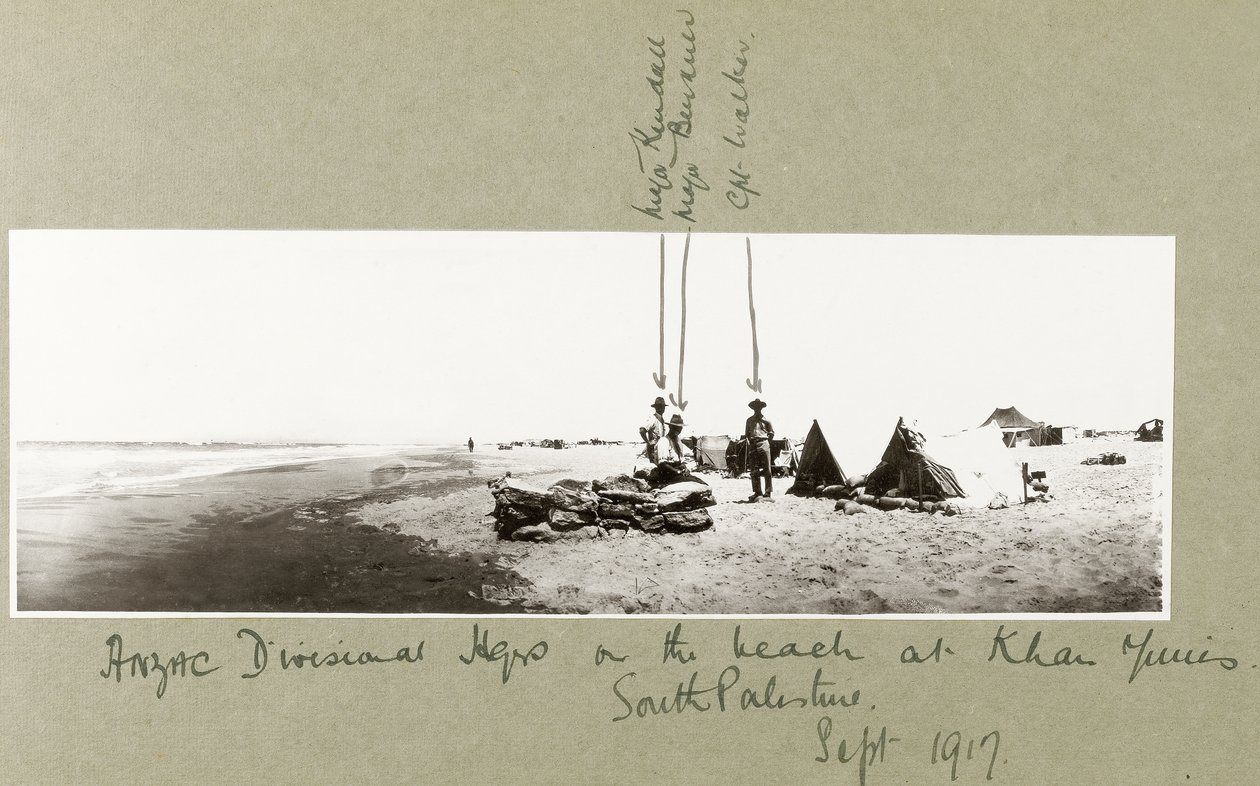ANZAC-Divisionsmajore am Strand von Khan Yunis, September 1917 von Capt. Arthur Rhodes