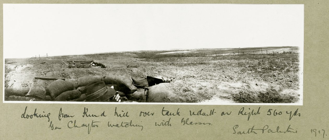 General Chaytor beobachtet mit Fernglas aus den Schützengräben, 1917 von Capt. Arthur Rhodes