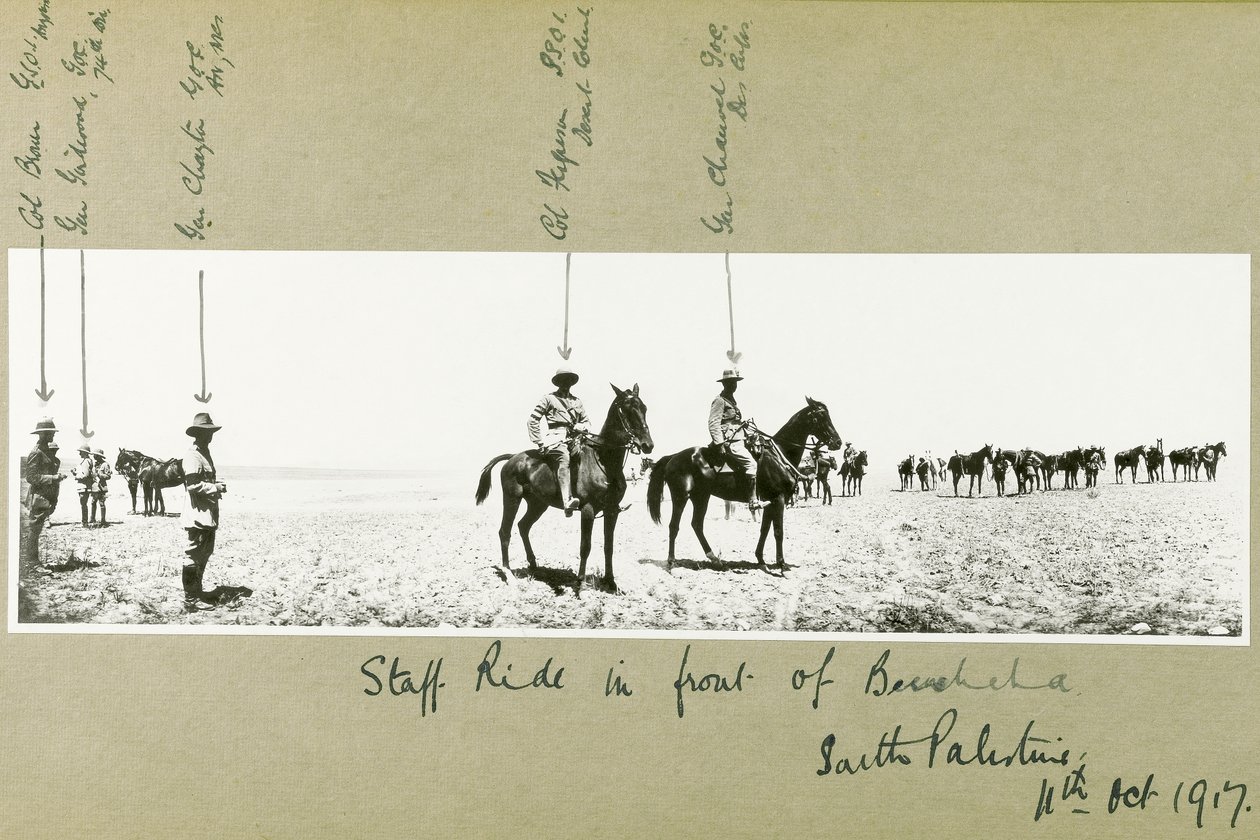Stabsritt vor Beerscheba, Südpalästina, Oktober 1917 von Capt. Arthur Rhodes