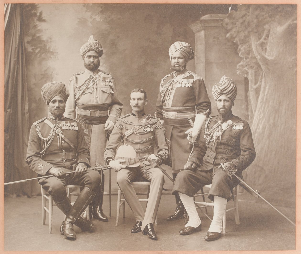Indische Ordonnanzoffiziere des Königs, 1906 von Carl Vandyk