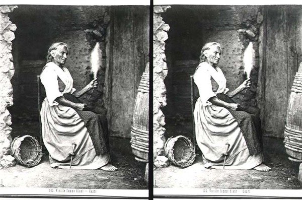 Alte Frau beim Spinnen, Capri, ca. 1865 (s/w Foto) von Carlo Naya