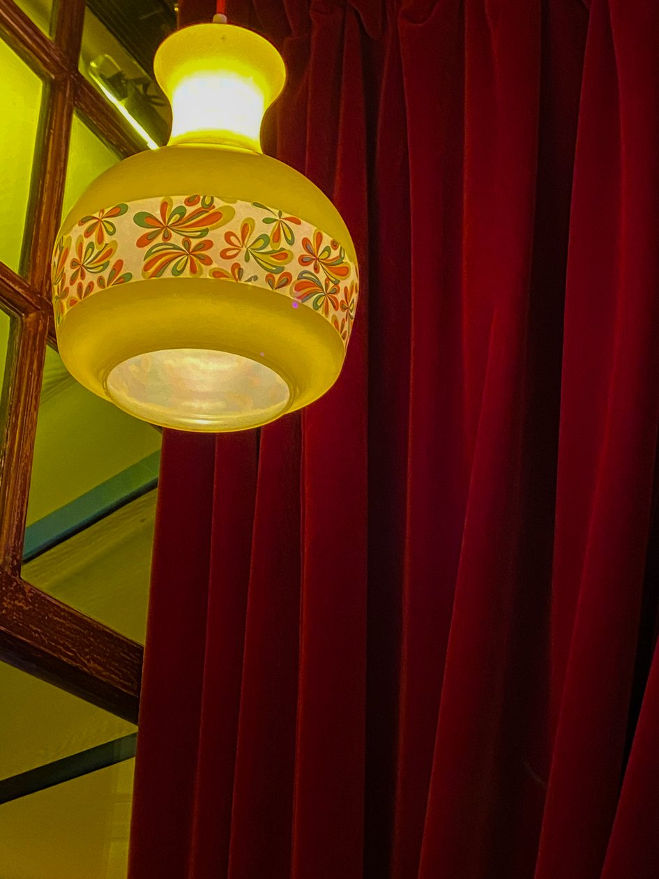 Komposition - Lampe und Vorhänge von Cécile Jamet
