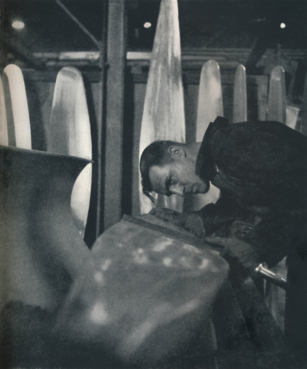 Messen von Luftschraubenblättern von Cecil Beaton