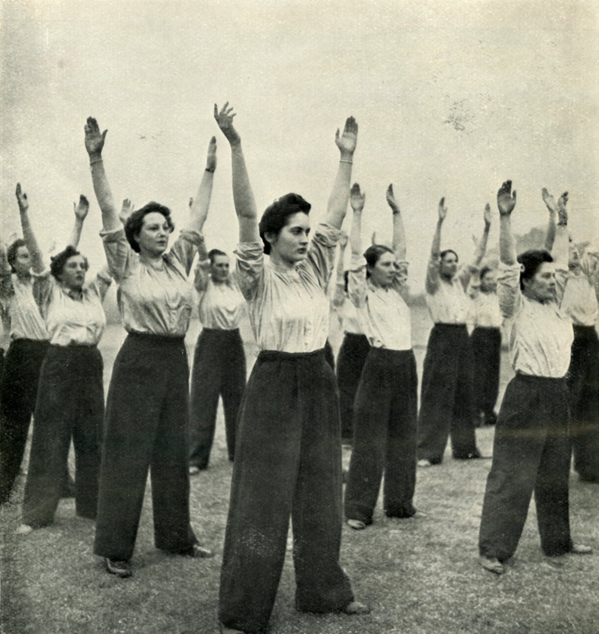 Körperliche Ertüchtigung in einem Rekrutendepot, um 1943 von Cecil Beaton