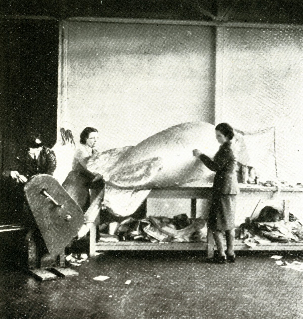 Reparatur von Sperrballons von Cecil Beaton