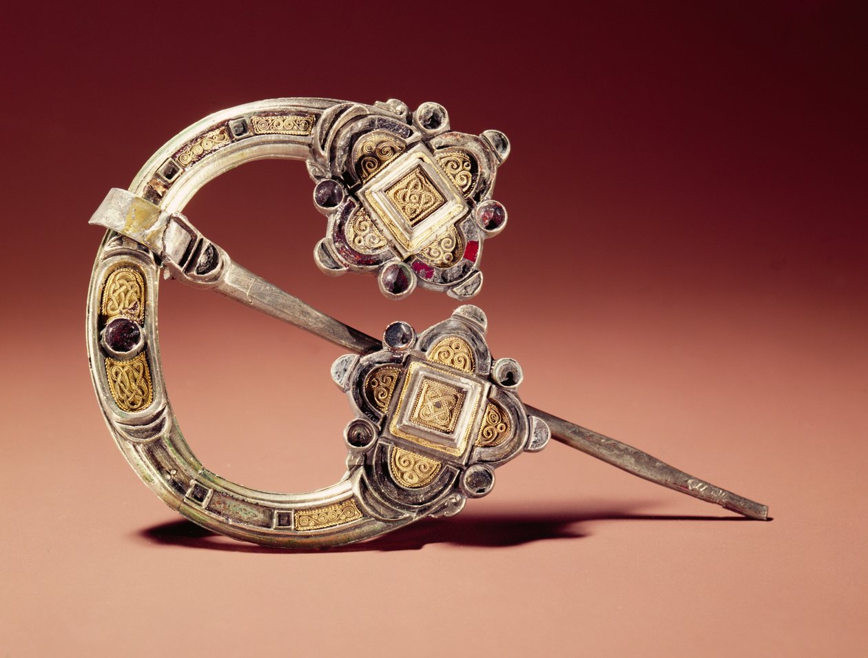 Die Kilmainham-Brosche, aus Kilmainham, County Dublin, 8.-9. Jahrhundert (Silber und Gold) von Celtic