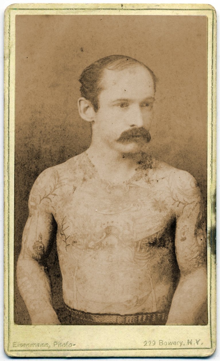 Kabinettskarte eines tätowierten Mannes, ca. 1899 von Charles Eisenmann