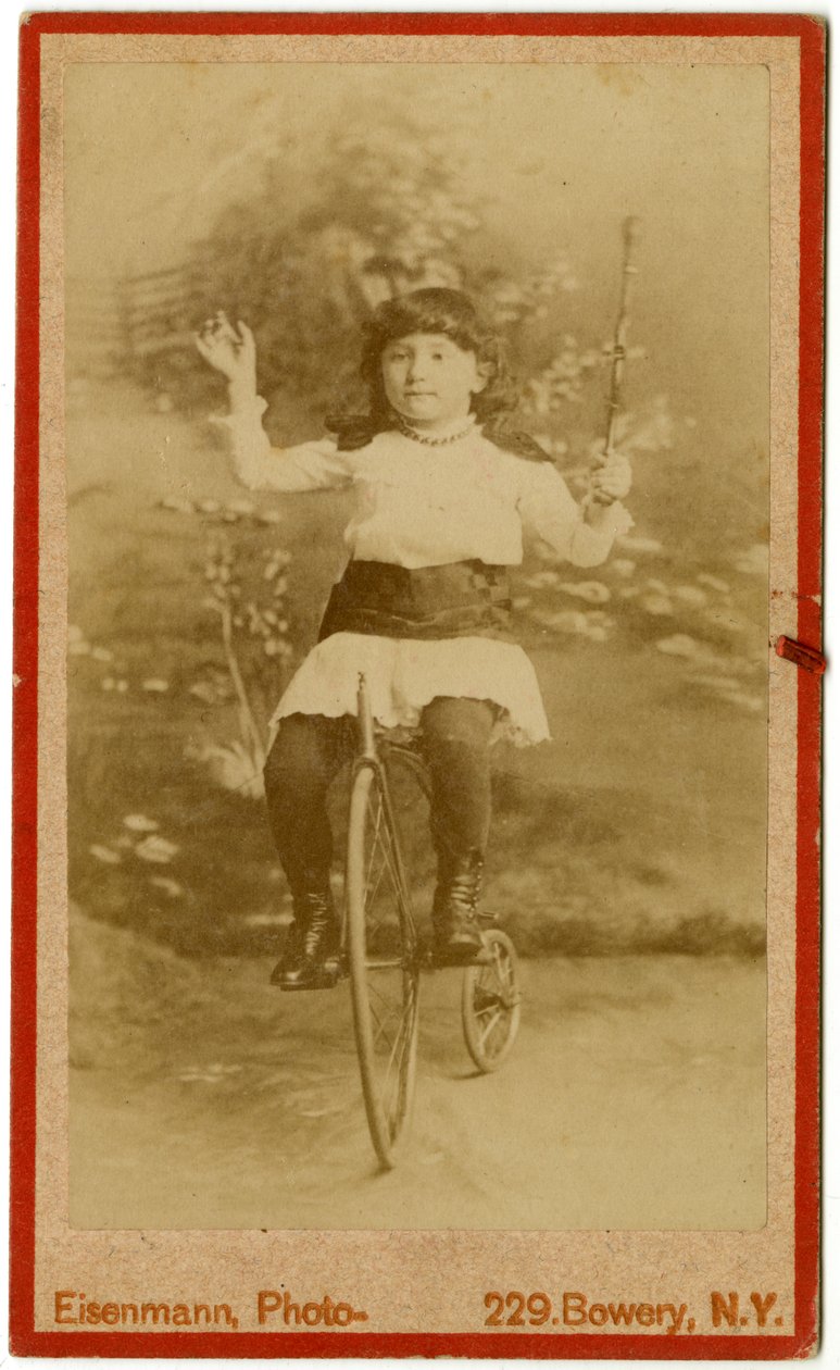 Studio-Porträt eines Mädchens auf einem Dreirad, um 1880er Jahre von Charles Eisenmann