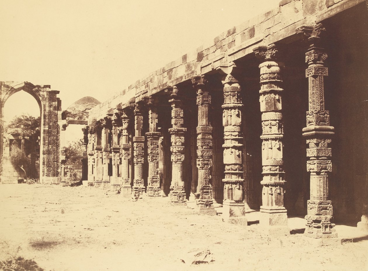 Innenansicht des Hindu-Tempels in Kootub von Charles Moravia