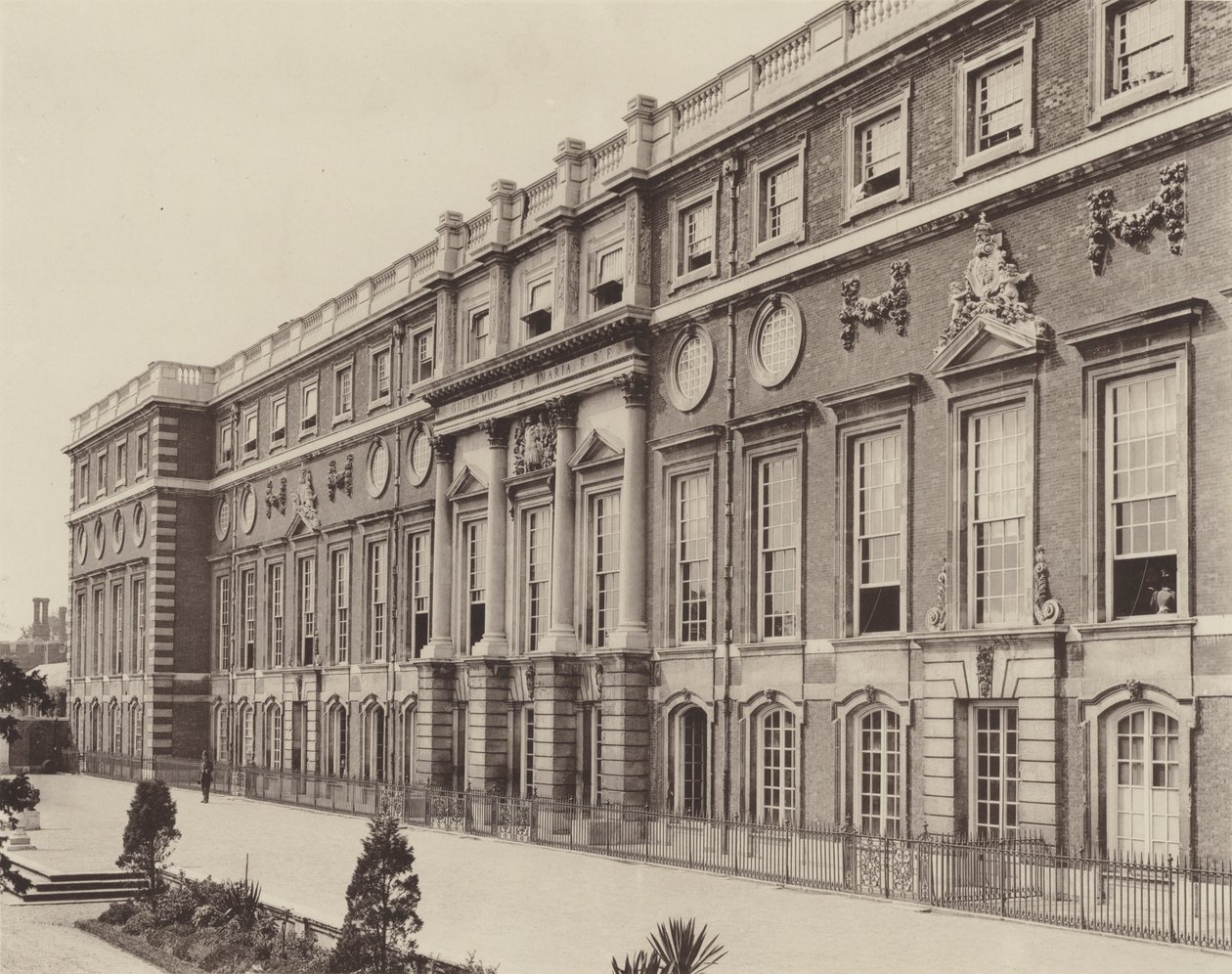 Hampton Court Palace, die Flussfront von Charles Latham