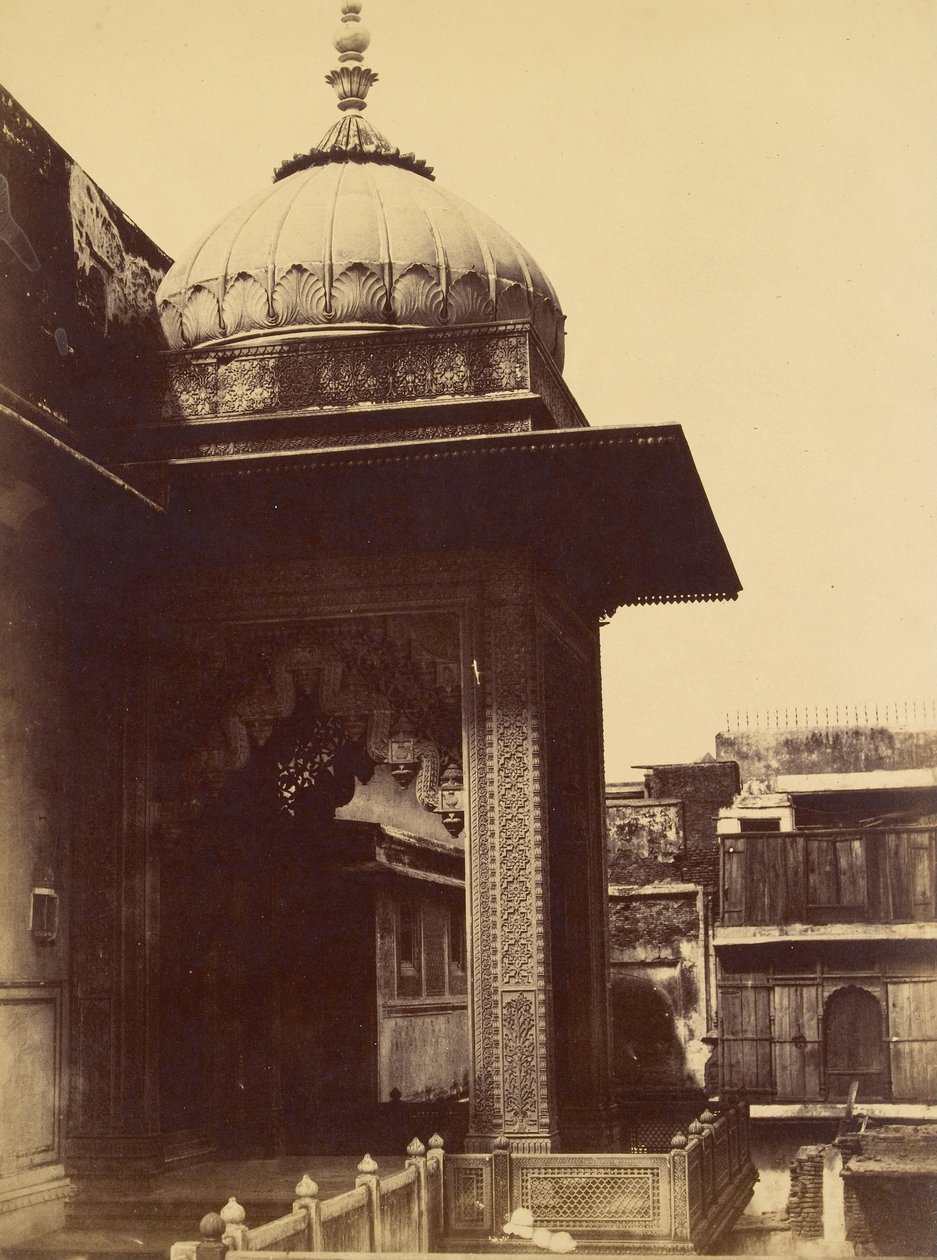 Unidentifiziertes Gebäude mit Balkon, Delhi von Charles Moravia