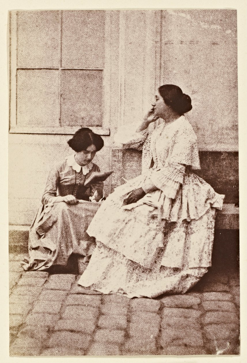 Frauen in einem Innenhof von Charles Nègre