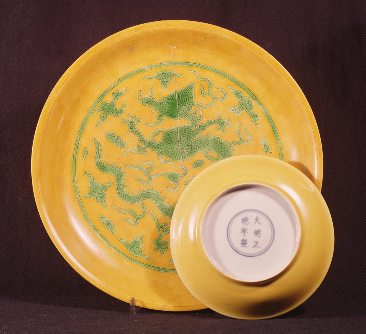 Zwei kaiserliche gelbe Untertassenschalen, Cheng-te-Periode (1506-21) von Chinese School