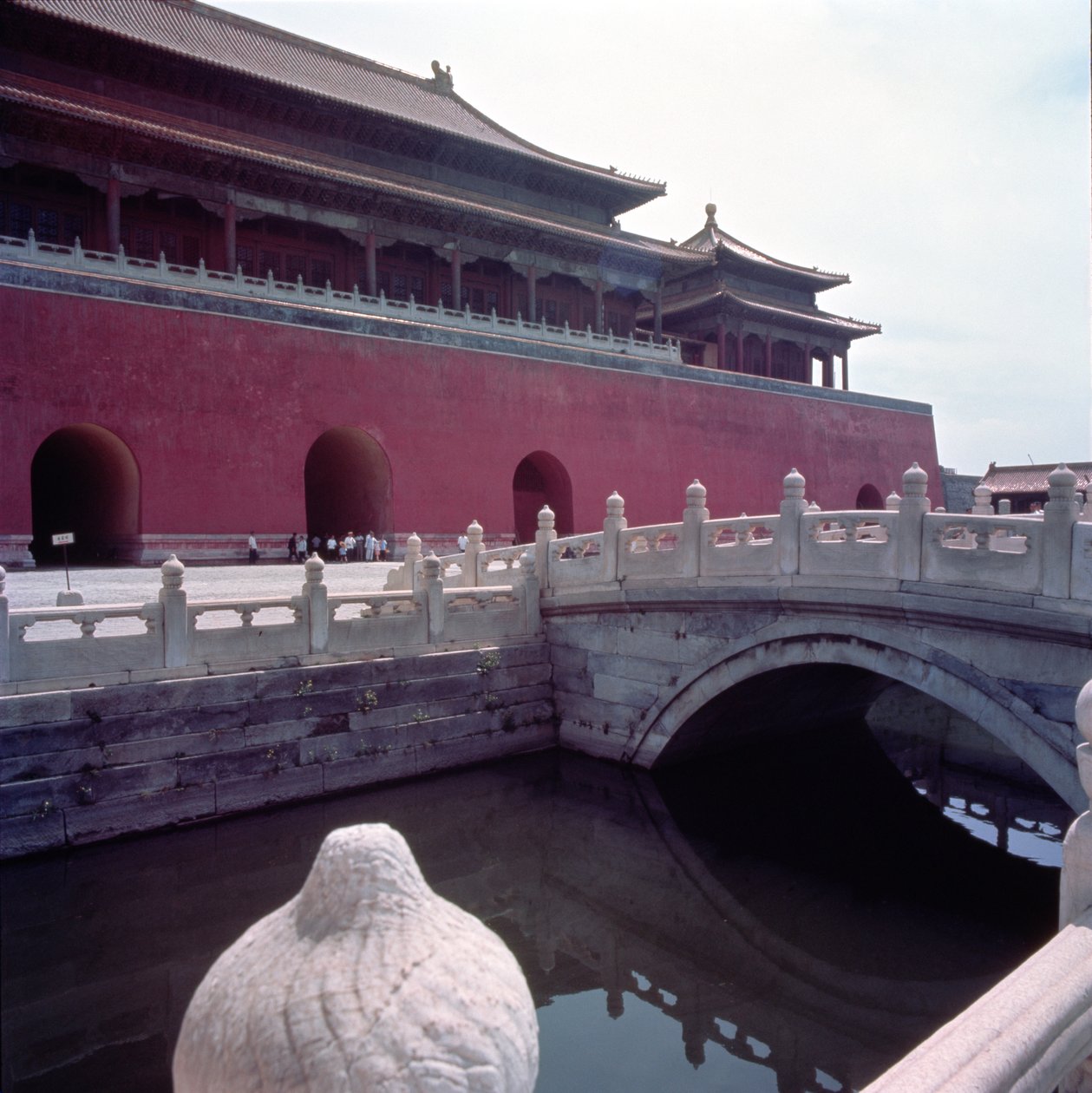 Blick auf das Meridian-Tor vom Hof des Flusses des Goldenen Wassers von Chinese School