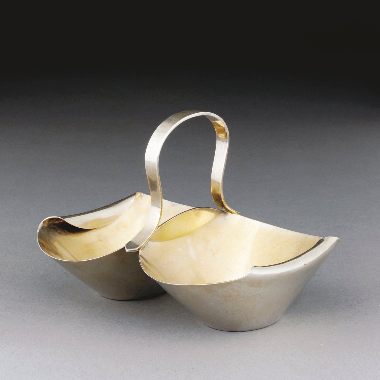Ein weißer Metallkorb von Christopher Dresser