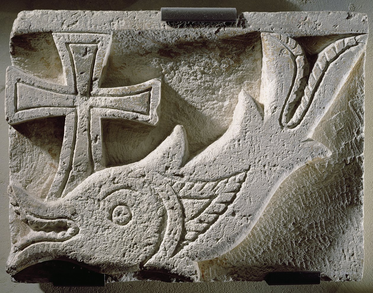 Relief, das einen Fisch und ein Kreuz darstellt, aus dem Friedhof von Ermant, 4.-5. Jahrhundert (Kalkstein) von Coptic