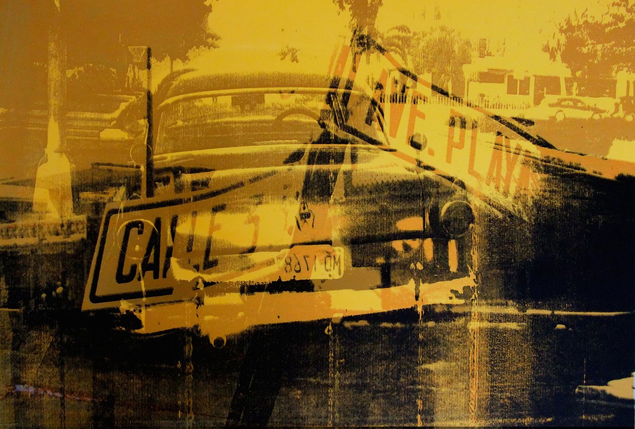 Gelbes Auto und Straßenschild von David Studwell