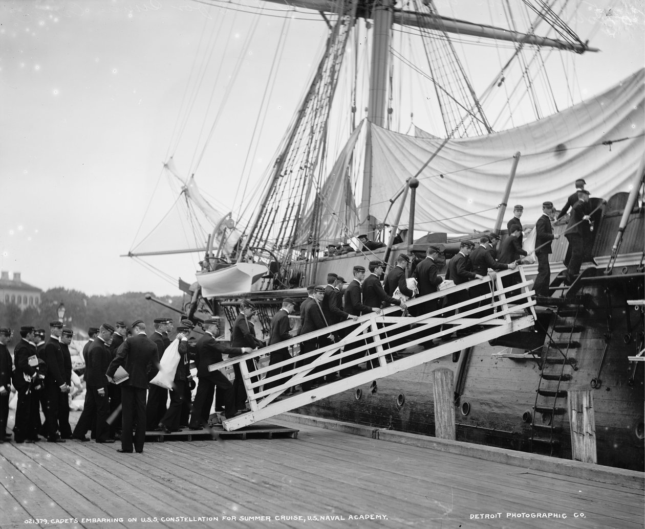 Kadetten gehen an Bord der U.S.S. Constellation für die Sommerkreuzfahrt, U.S. Naval Academy, Annapolis, Maryland, ca. 1890-1901 von Detroit Publishing Co.