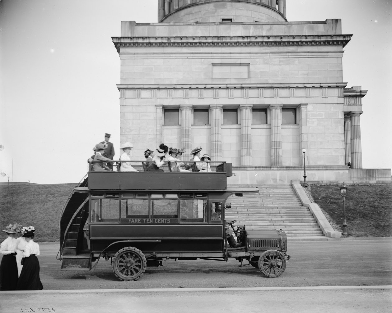 Rubber-neck Auto, Riverside Drive, New York, N.Y., 1900 von Detroit Publishing Co.