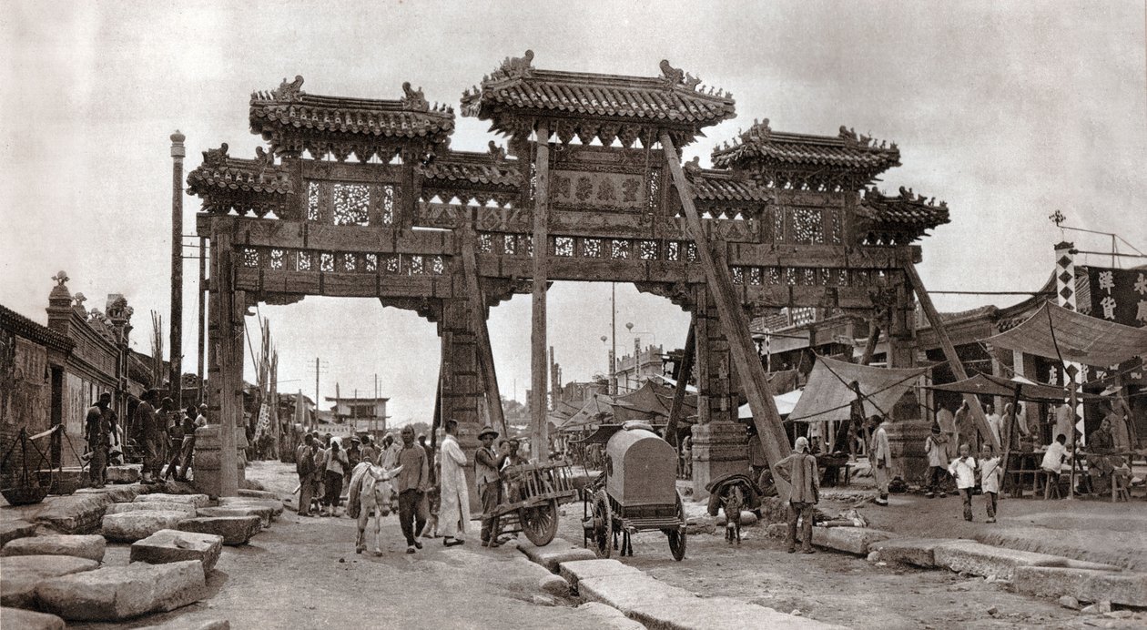Eine Straße in der Altstadt von Peking von Donald Mennie