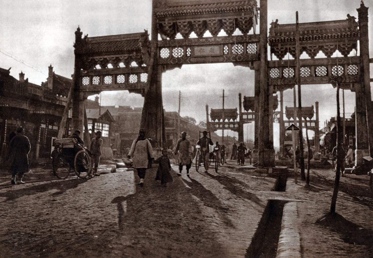 Straße in Peking von Donald Mennie