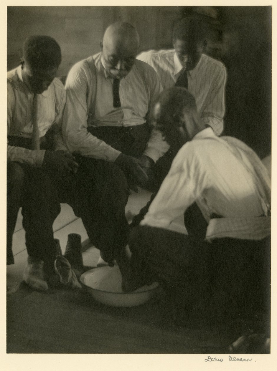 Fußwaschung, South Carolina, c.1929 von Doris Ulmann