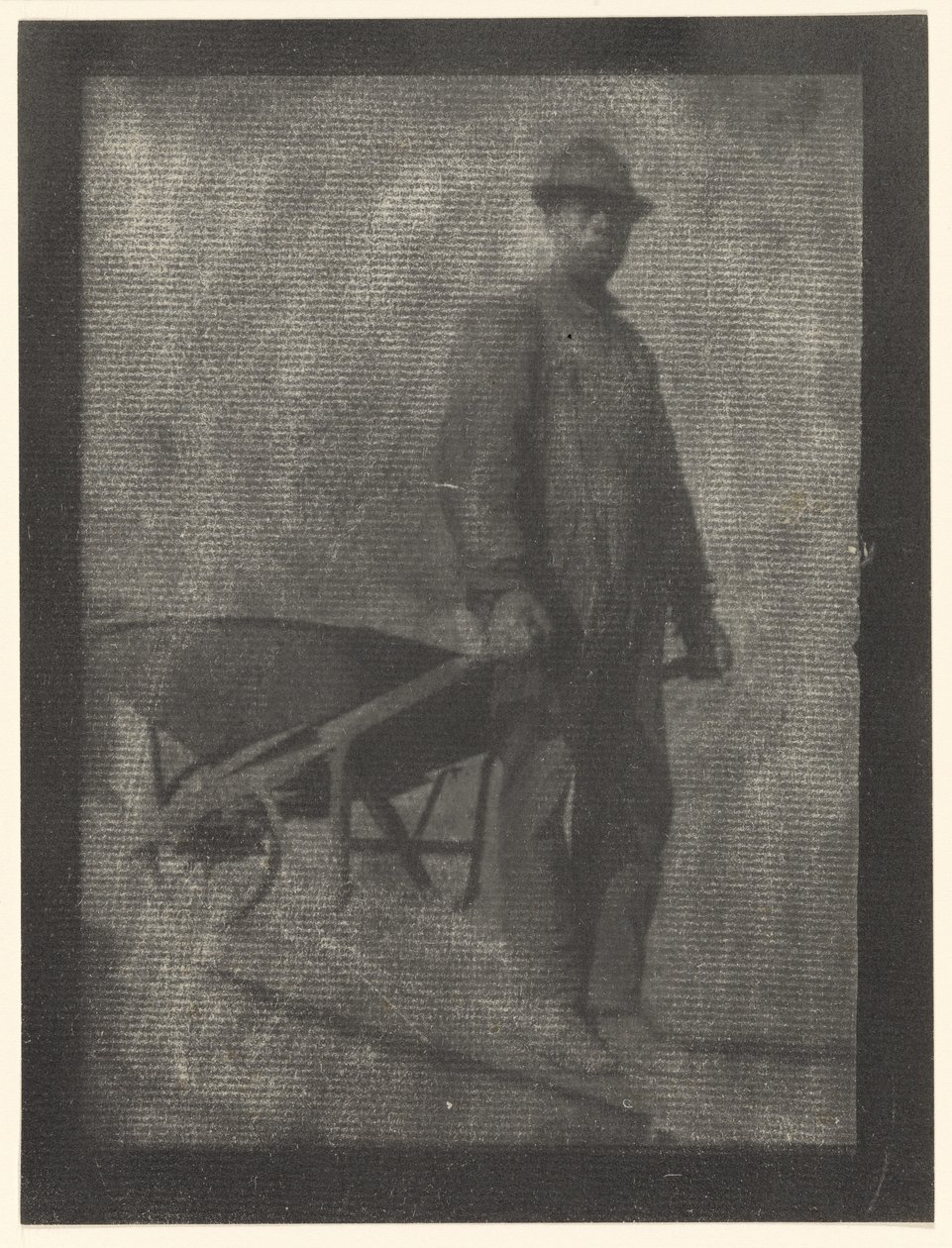 Schwarzer Mann mit Schubkarre von Doris Ulmann