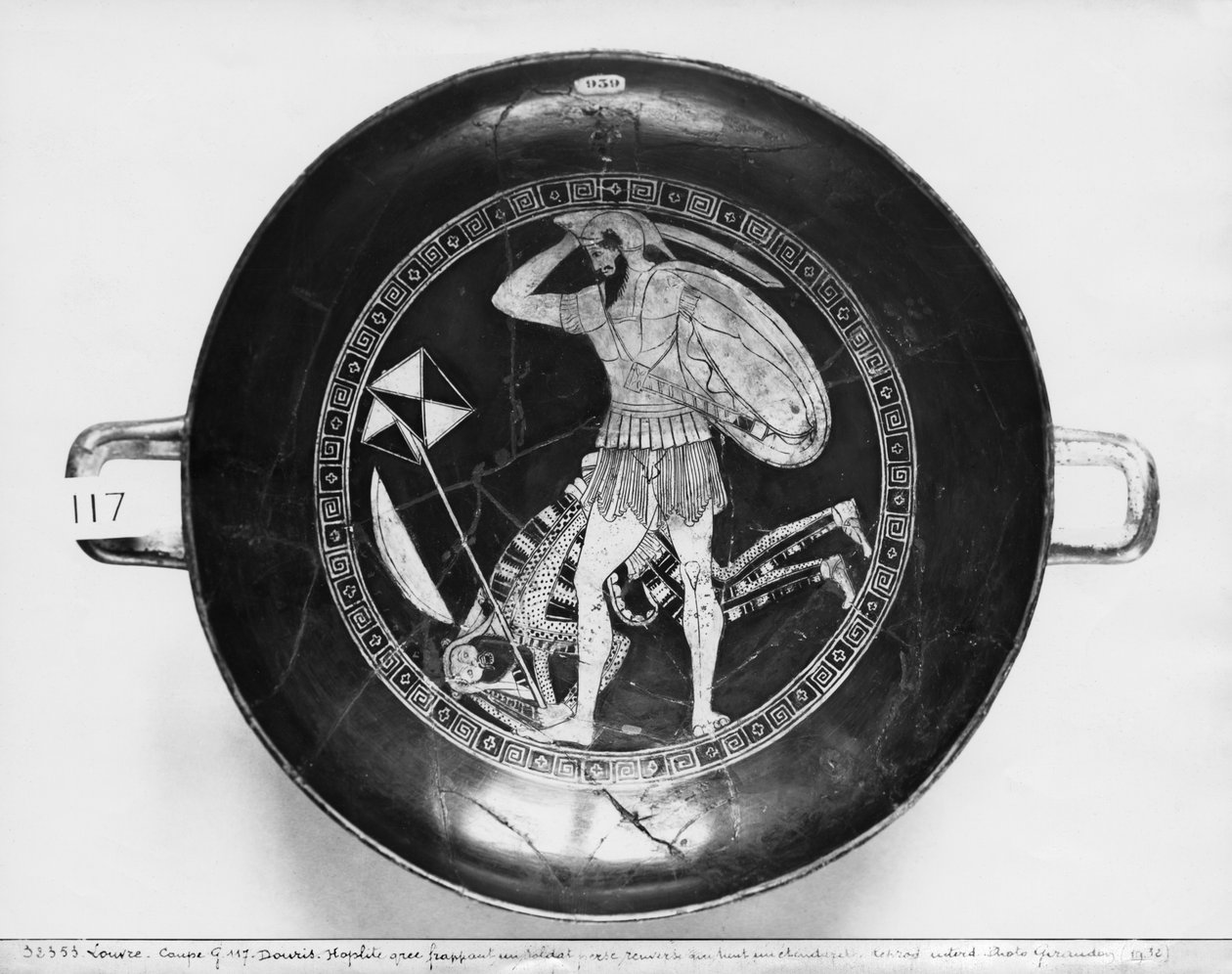 Attische rotfigurige Schale mit Darstellung eines griechischen Hopliten, der einen gefallenen persischen Soldaten schlägt, ca. 490 v. Chr. von Douris