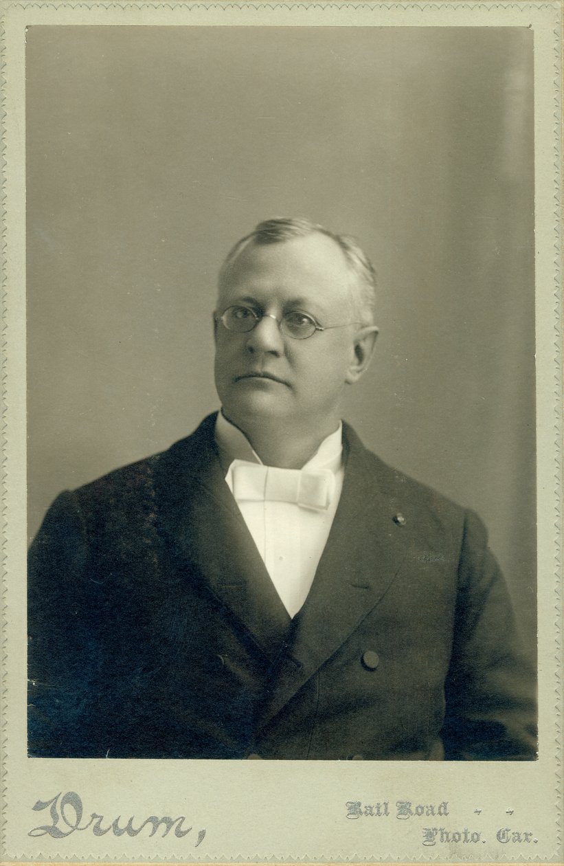 Büste von Clarence W. Backus im Anzug von Drum